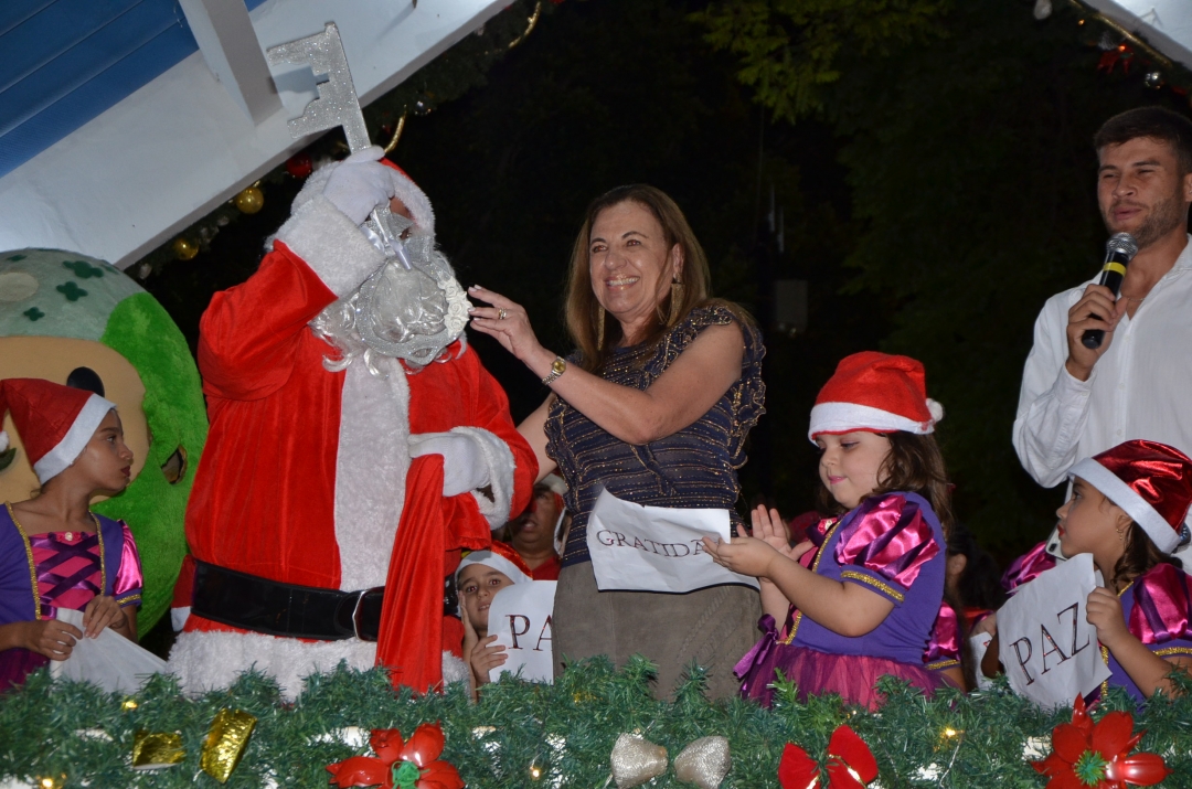 Programação especial de Natal atrai multidão na Prefeitura de