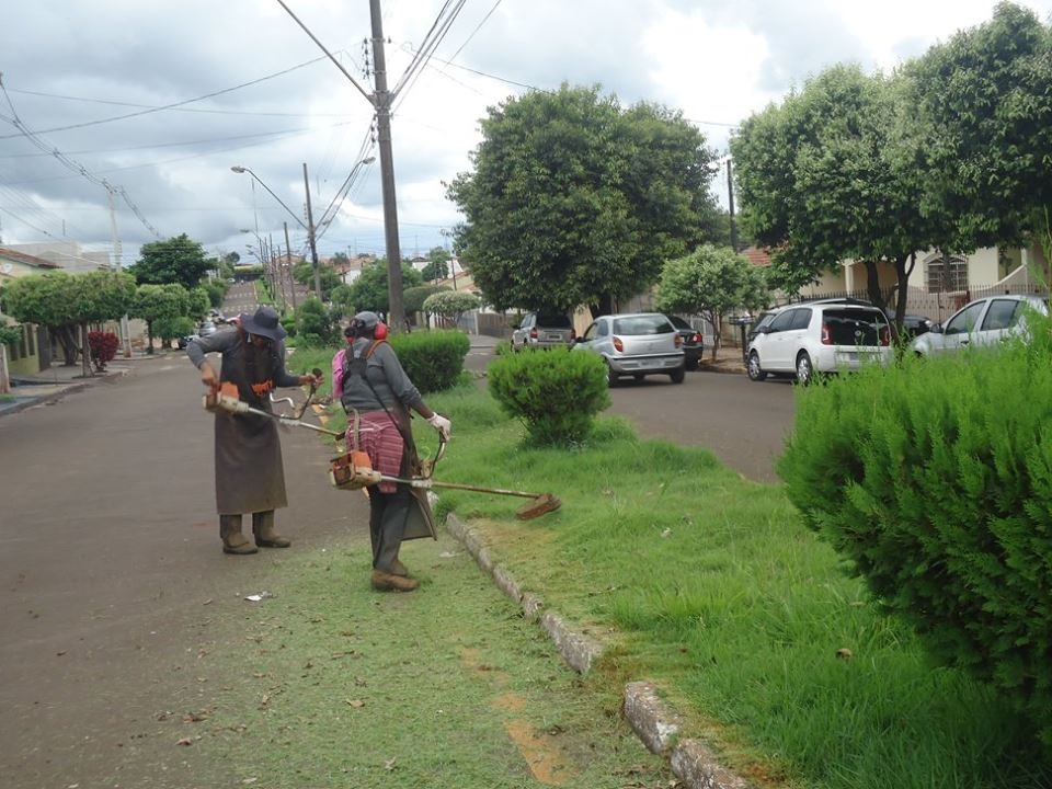 Prefeitura realiza serviços de roçadas e corte de grama em diversas regiões da cidade