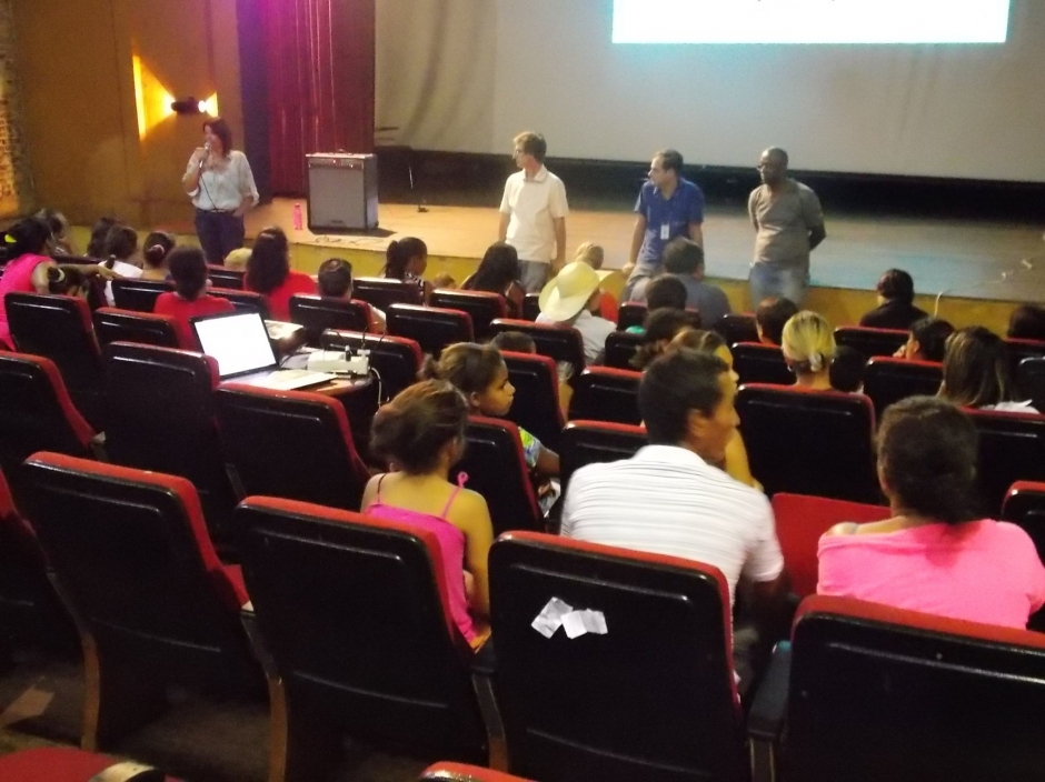 Prefeitura, Cohapar e beneficiários do Sub 50 promoveram encontro no Cine Teatro São Carlos. Obras já retomaram. 