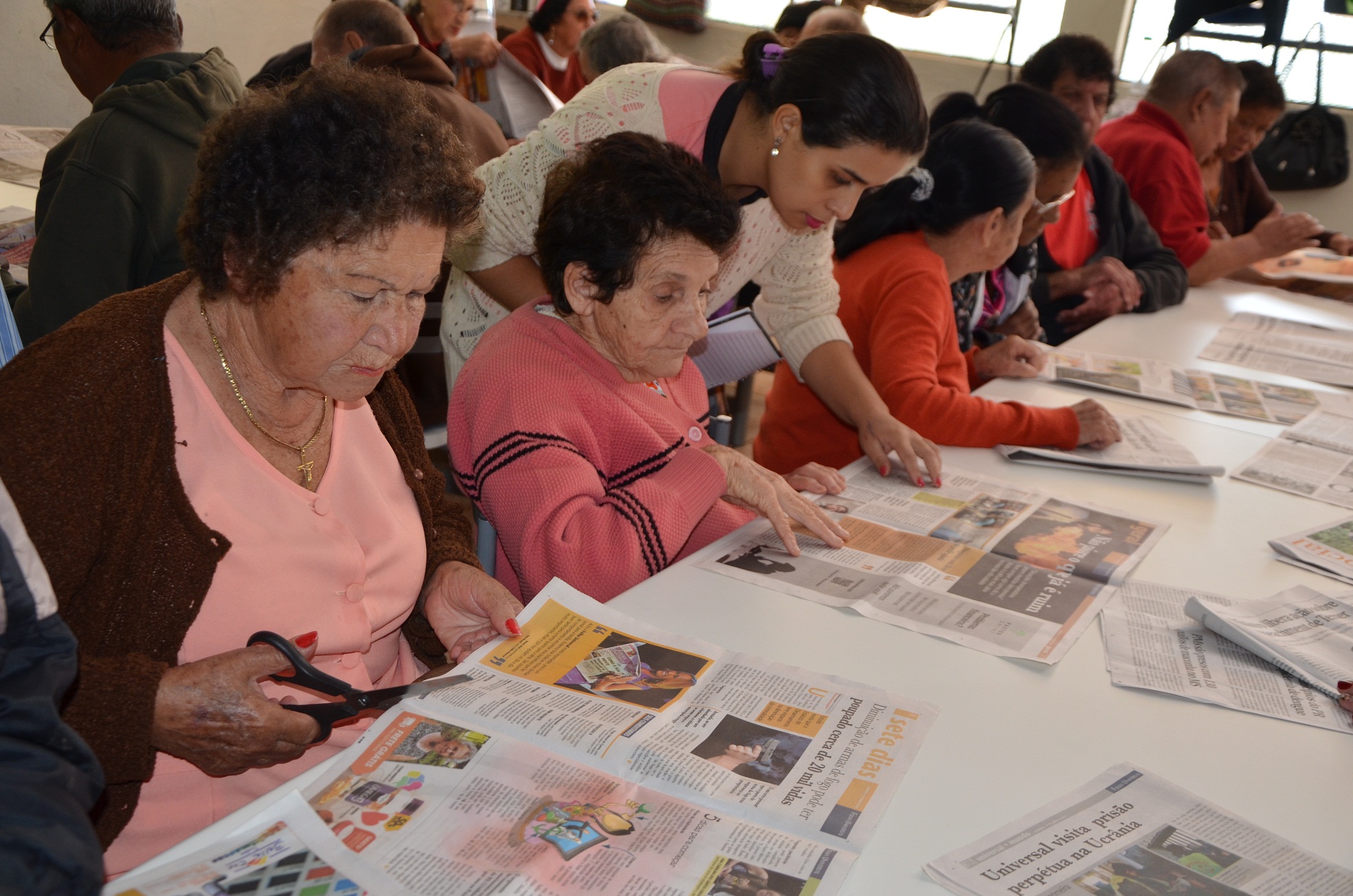 Oficina de Jornal encanta e mobiliza idosos do CCI; ação faz parte do Projeto Educom, em Andirá
