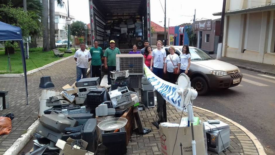 Parceria entre Prefeitura, Rotary e Ong E-Lixo, mobilizou a população na coleta de lixo eletrônico, neste sábado