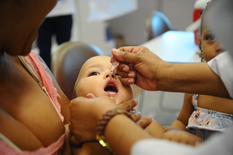 Campanha de vacinação contra a poliomielite e o sarampo começa na segunda-feira