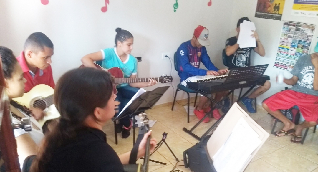 CREAS, de Andirá, oferta aulas de música e mobiliza crianças e adolescentes da comunidade