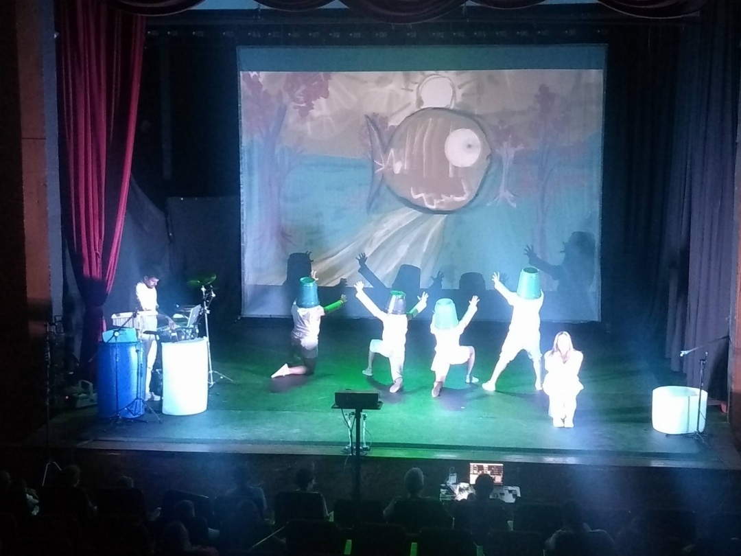 Espetáculo teatral trouxe artes circenses, efeitos visuais, música e dança para sensibilizar o público sobre a importância da água