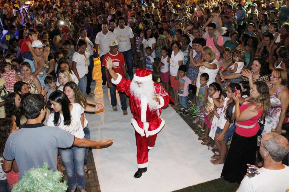 Andirá abre festividades de Natal com Papai Noel e inauguração de decoração