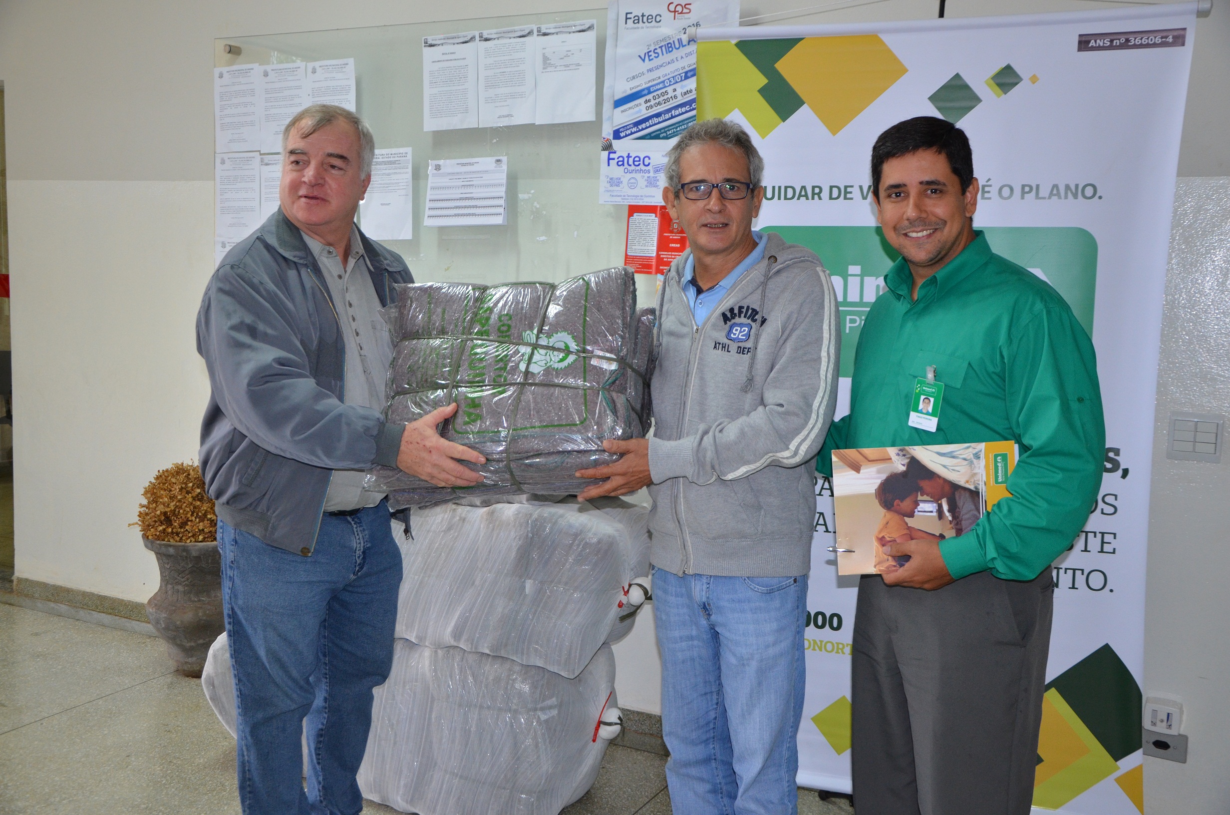 Prefeitura de Andirá recebe doação de cobertores da UNIMED Norte Pioneiro