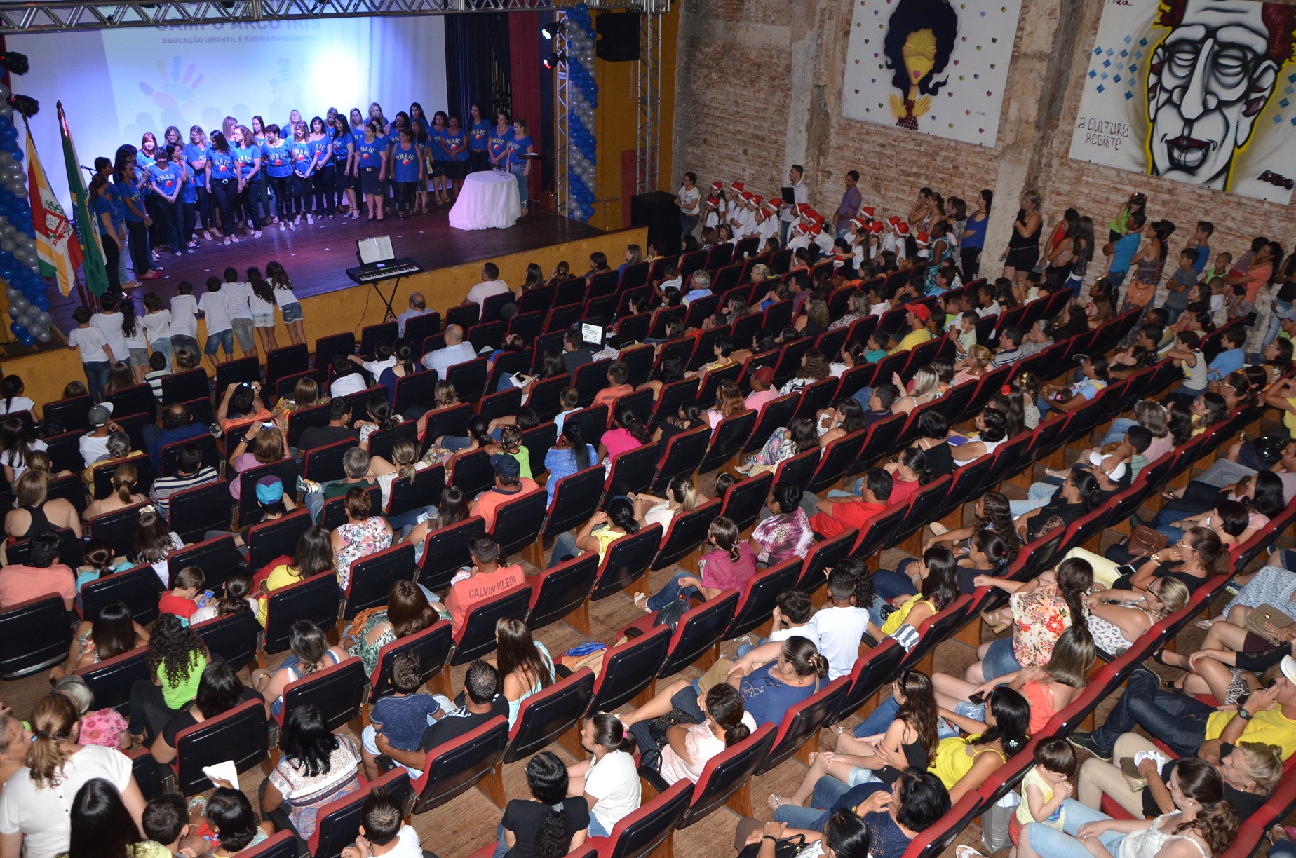 Com o Cine Teatro lotado e lindas apresentações, terminam as atividades do Pnaic 2015, em Andirá