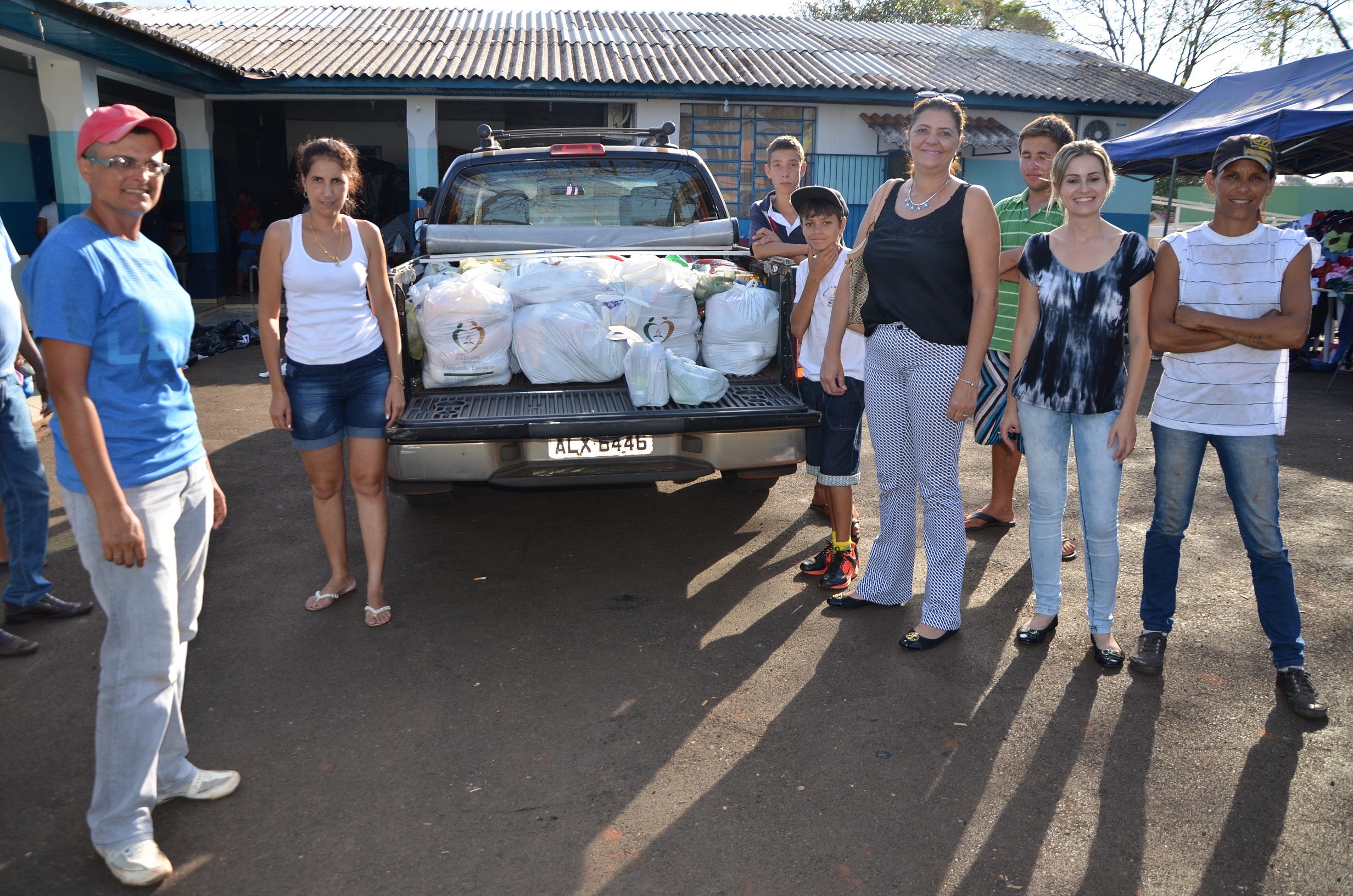 Solidariedade: Secretária de Ação Social entrega doações da comunidade de Andirá ao CRAS de Santa Mariana.