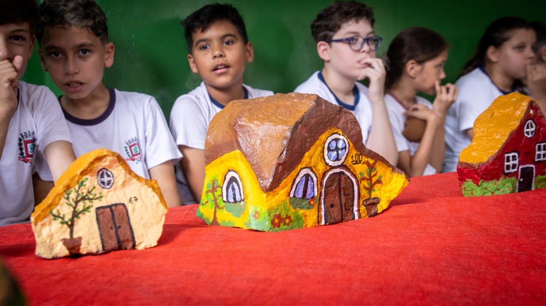 Projeto JEPP encanta com produções de pinturas em pedras, na Escola Ana Ney