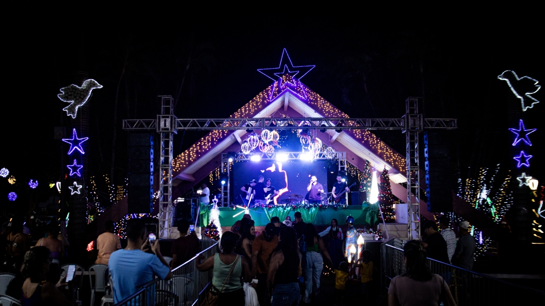 Chegada do Papai Noel encanta moradores e inaugura oficialmente o Natal em Andirá