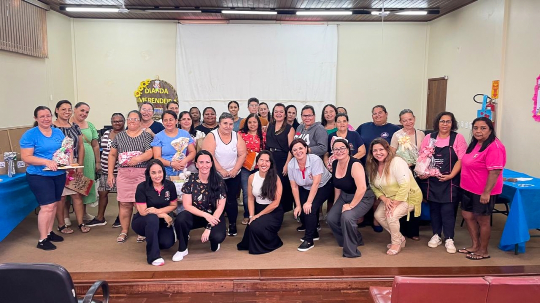 Merendeiras são homenageadas em evento especial promovido pela Secretaria Municipal de Educação de Andirá